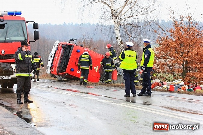 Zdjęcie w galerii na portalu naszraciborz.pl: Poważny wypadek na trasie Racibórz - Rybnik. Ranny został jeden ze strażaków wiadomości z regionu