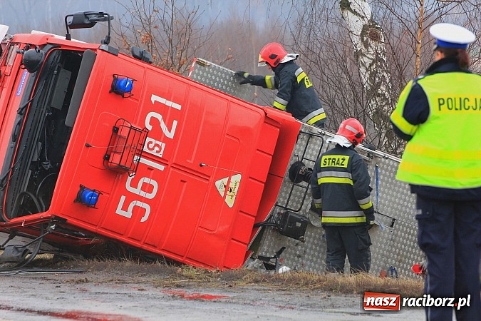 Zdjęcie w galerii na portalu naszraciborz.pl: Poważny wypadek na trasie Racibórz - Rybnik. Ranny został jeden ze strażaków wiadomości z regionu