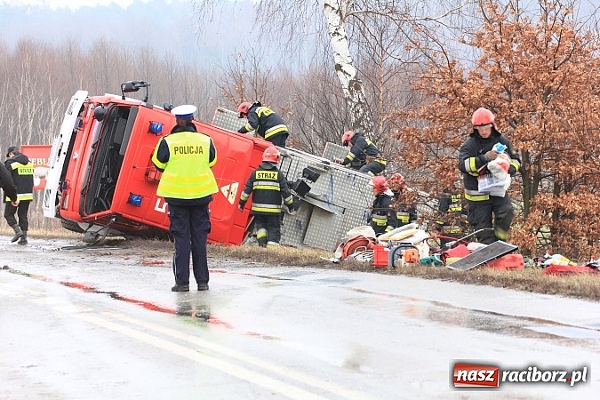 Zdjęcie w galerii na portalu naszraciborz.pl: Poważny wypadek na trasie Racibórz - Rybnik. Ranny został jeden ze strażaków wiadomości z regionu