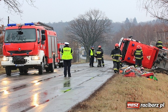 Zdjęcie w galerii na portalu naszraciborz.pl: Poważny wypadek na trasie Racibórz - Rybnik. Ranny został jeden ze strażaków wiadomości z regionu