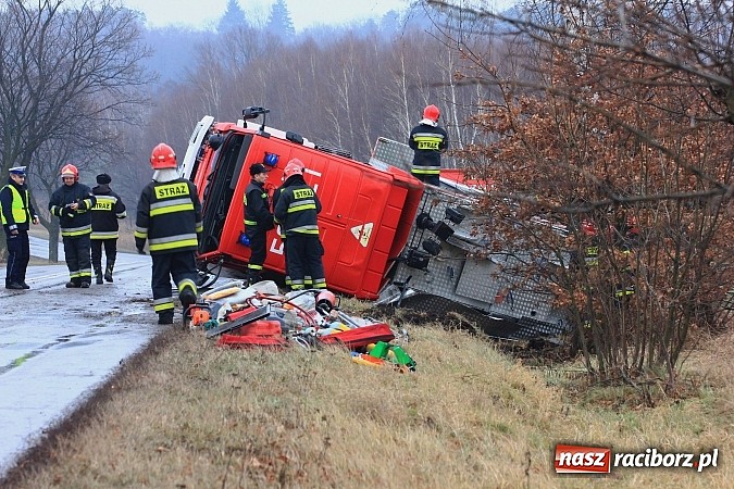 Zdjęcie w galerii na portalu naszraciborz.pl: Poważny wypadek na trasie Racibórz - Rybnik. Ranny został jeden ze strażaków wiadomości z regionu