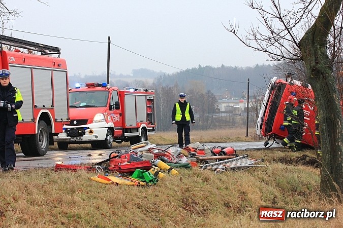 Zdjęcie w galerii na portalu naszraciborz.pl: Poważny wypadek na trasie Racibórz - Rybnik. Ranny został jeden ze strażaków wiadomości z regionu