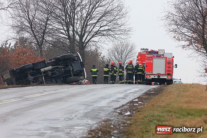 Zdjęcie w galerii na portalu naszraciborz.pl: Poważny wypadek na trasie Racibórz - Rybnik. Ranny został jeden ze strażaków wiadomości z regionu