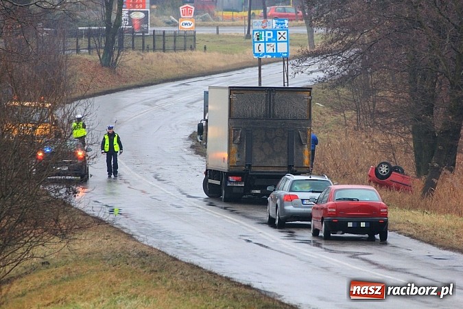 Zdjęcie w galerii na portalu naszraciborz.pl: Poważny wypadek na trasie Racibórz - Rybnik. Ranny został jeden ze strażaków wiadomości z regionu