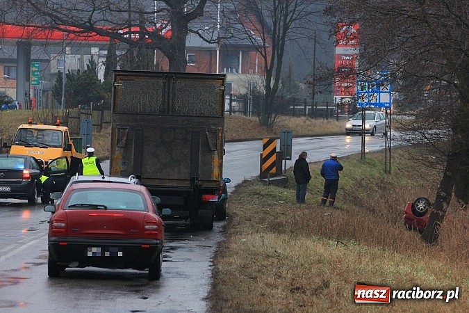 Zdjęcie w galerii na portalu naszraciborz.pl: Poważny wypadek na trasie Racibórz - Rybnik. Ranny został jeden ze strażaków wiadomości z regionu