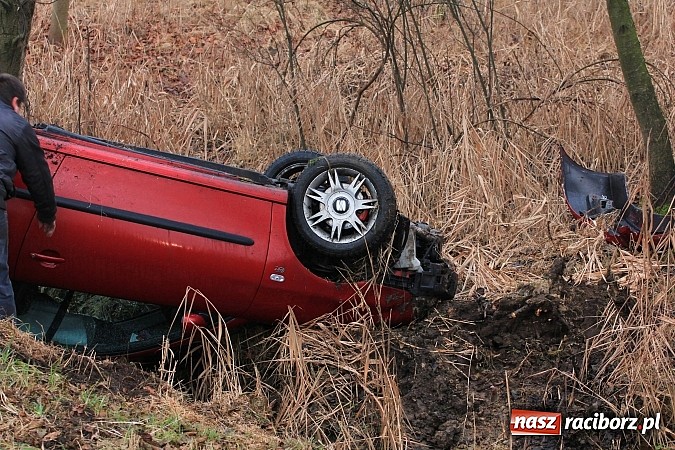Zdjęcie w galerii na portalu naszraciborz.pl: Poważny wypadek na trasie Racibórz - Rybnik. Ranny został jeden ze strażaków wiadomości z regionu