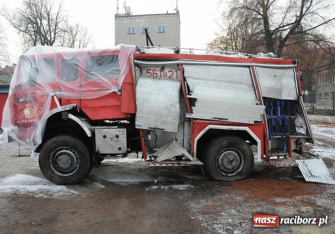 Zdjęcie w galerii na portalu naszraciborz.pl: Po wypadku renault zdolność operacyjna straży zachowana. Zakup nowego wozu jednak pilny wiadomości z regionu