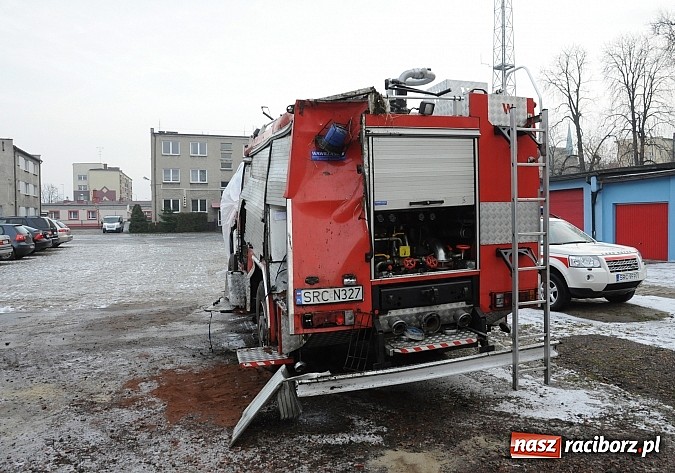 Zdjęcie w galerii na portalu naszraciborz.pl: Po wypadku renault zdolność operacyjna straży zachowana. Zakup nowego wozu jednak pilny wiadomości z regionu