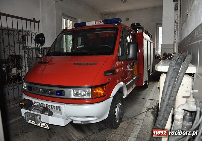 Zdjęcie w galerii na portalu naszraciborz.pl: Po wypadku renault zdolność operacyjna straży zachowana. Zakup nowego wozu jednak pilny wiadomości z regionu