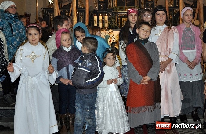 Zdjęcie w galerii na portalu naszraciborz.pl: W Brzeziu dzieci razem z Trzema Królami przyniosły dziś dary Jezusowi w żłóbku wiadomości z regionu