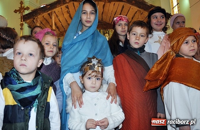 Zdjęcie w galerii na portalu naszraciborz.pl: W Brzeziu dzieci razem z Trzema Królami przyniosły dziś dary Jezusowi w żłóbku wiadomości z regionu