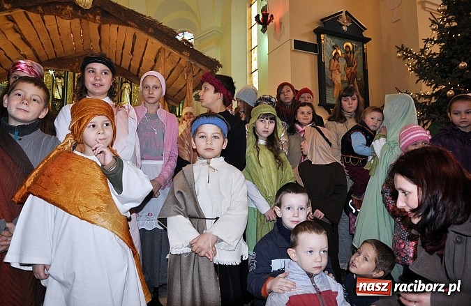Zdjęcie w galerii na portalu naszraciborz.pl: W Brzeziu dzieci razem z Trzema Królami przyniosły dziś dary Jezusowi w żłóbku wiadomości z regionu