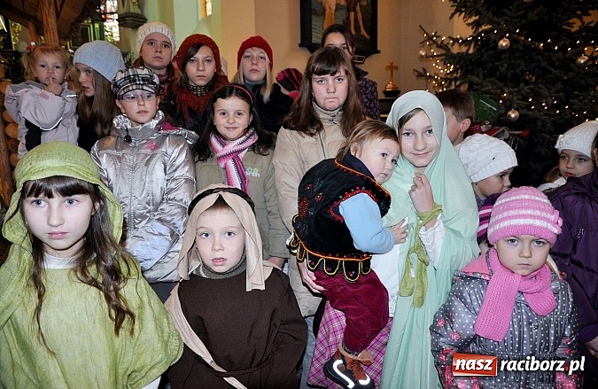 Zdjęcie w galerii na portalu naszraciborz.pl: W Brzeziu dzieci razem z Trzema Królami przyniosły dziś dary Jezusowi w żłóbku wiadomości z regionu