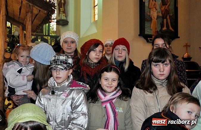 Zdjęcie w galerii na portalu naszraciborz.pl: W Brzeziu dzieci razem z Trzema Królami przyniosły dziś dary Jezusowi w żłóbku wiadomości z regionu