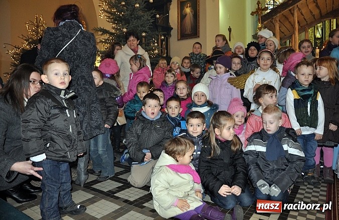 Zdjęcie w galerii na portalu naszraciborz.pl: W Brzeziu dzieci razem z Trzema Królami przyniosły dziś dary Jezusowi w żłóbku wiadomości z regionu