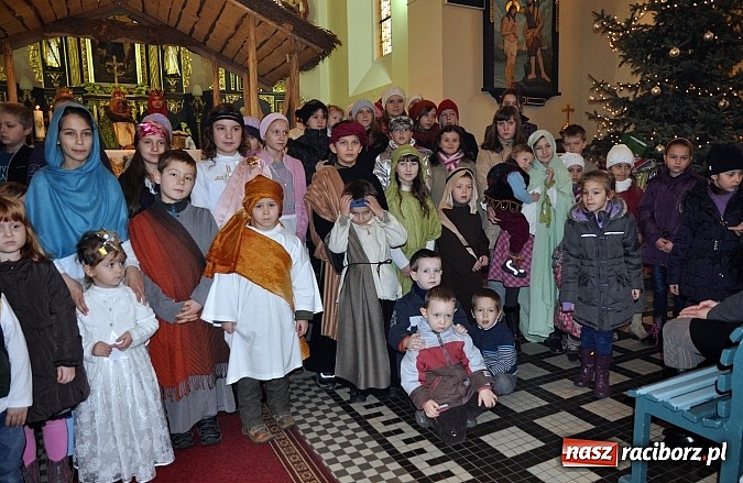 Zdjęcie w galerii na portalu naszraciborz.pl: W Brzeziu dzieci razem z Trzema Królami przyniosły dziś dary Jezusowi w żłóbku wiadomości z regionu