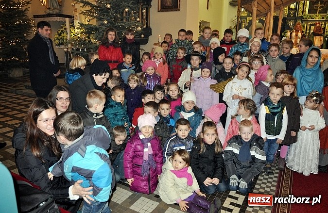 Zdjęcie w galerii na portalu naszraciborz.pl: W Brzeziu dzieci razem z Trzema Królami przyniosły dziś dary Jezusowi w żłóbku wiadomości z regionu