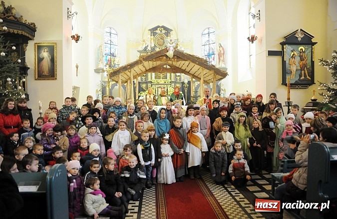 Zdjęcie w galerii na portalu naszraciborz.pl: W Brzeziu dzieci razem z Trzema Królami przyniosły dziś dary Jezusowi w żłóbku wiadomości z regionu