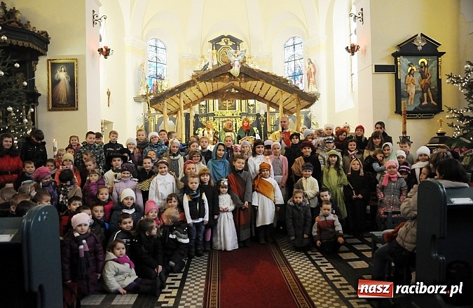 Zdjęcie w galerii na portalu naszraciborz.pl: W Brzeziu dzieci razem z Trzema Królami przyniosły dziś dary Jezusowi w żłóbku wiadomości z regionu