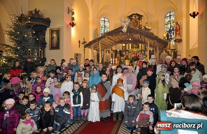 Zdjęcie w galerii na portalu naszraciborz.pl: W Brzeziu dzieci razem z Trzema Królami przyniosły dziś dary Jezusowi w żłóbku wiadomości z regionu