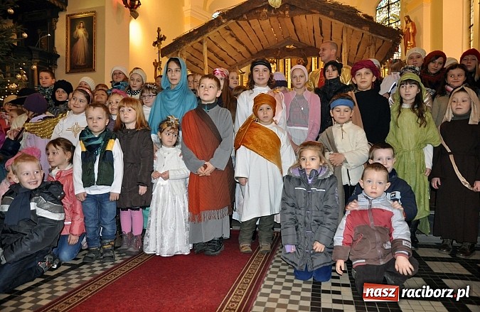 Zdjęcie w galerii na portalu naszraciborz.pl: W Brzeziu dzieci razem z Trzema Królami przyniosły dziś dary Jezusowi w żłóbku wiadomości z regionu