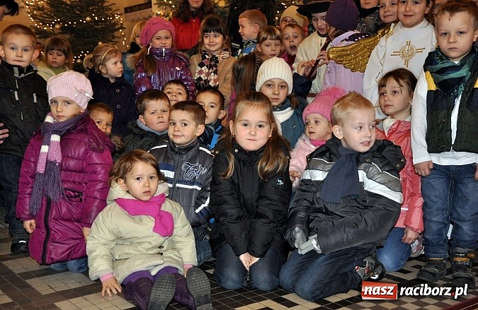 Zdjęcie w galerii na portalu naszraciborz.pl: W Brzeziu dzieci razem z Trzema Królami przyniosły dziś dary Jezusowi w żłóbku wiadomości z regionu