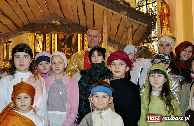 Zdjęcie w galerii na portalu naszraciborz.pl: W Brzeziu dzieci razem z Trzema Królami przyniosły dziś dary Jezusowi w żłóbku wiadomości z regionu
