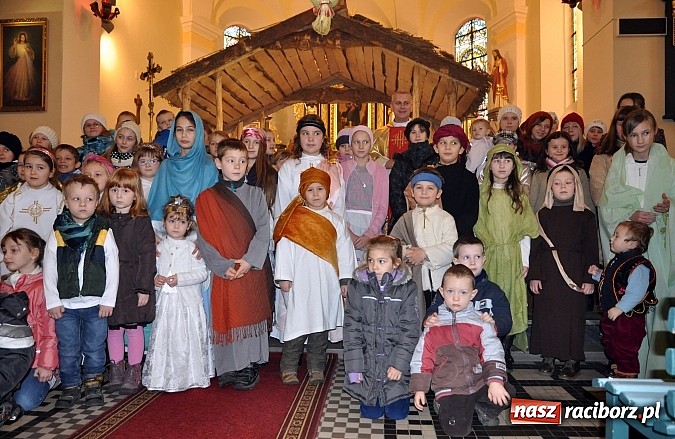 Zdjęcie w galerii na portalu naszraciborz.pl: W Brzeziu dzieci razem z Trzema Królami przyniosły dziś dary Jezusowi w żłóbku wiadomości z regionu