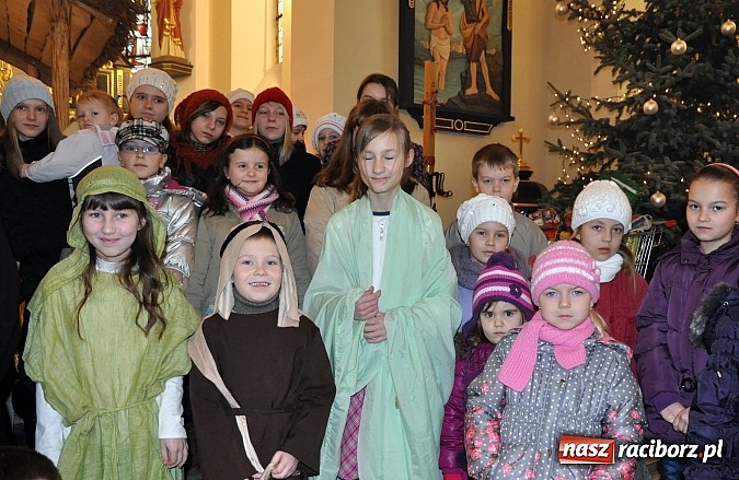 Zdjęcie w galerii na portalu naszraciborz.pl: W Brzeziu dzieci razem z Trzema Królami przyniosły dziś dary Jezusowi w żłóbku wiadomości z regionu