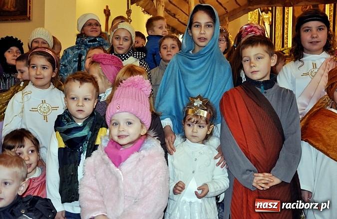 Zdjęcie w galerii na portalu naszraciborz.pl: W Brzeziu dzieci razem z Trzema Królami przyniosły dziś dary Jezusowi w żłóbku wiadomości z regionu
