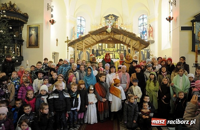 Zdjęcie w galerii na portalu naszraciborz.pl: W Brzeziu dzieci razem z Trzema Królami przyniosły dziś dary Jezusowi w żłóbku wiadomości z regionu