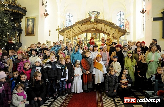 Zdjęcie w galerii na portalu naszraciborz.pl: W Brzeziu dzieci razem z Trzema Królami przyniosły dziś dary Jezusowi w żłóbku wiadomości z regionu