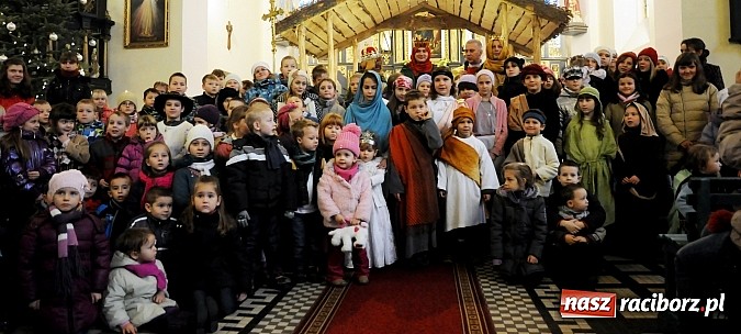 Zdjęcie w galerii na portalu naszraciborz.pl: W Brzeziu dzieci razem z Trzema Królami przyniosły dziś dary Jezusowi w żłóbku wiadomości z regionu