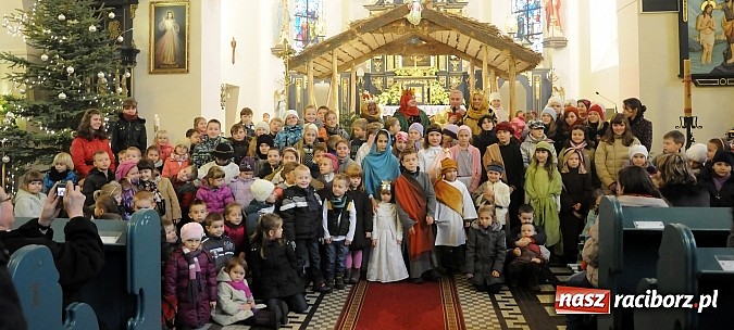 Zdjęcie w galerii na portalu naszraciborz.pl: W Brzeziu dzieci razem z Trzema Królami przyniosły dziś dary Jezusowi w żłóbku wiadomości z regionu