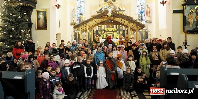 Zdjęcie w galerii na portalu naszraciborz.pl: W Brzeziu dzieci razem z Trzema Królami przyniosły dziś dary Jezusowi w żłóbku wiadomości z regionu