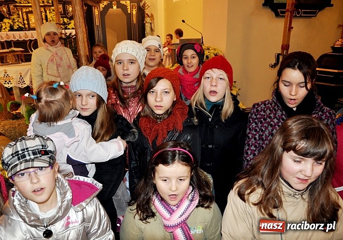 Zdjęcie w galerii na portalu naszraciborz.pl: W Brzeziu dzieci razem z Trzema Królami przyniosły dziś dary Jezusowi w żłóbku wiadomości z regionu
