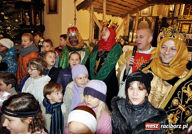 Zdjęcie w galerii na portalu naszraciborz.pl: W Brzeziu dzieci razem z Trzema Królami przyniosły dziś dary Jezusowi w żłóbku wiadomości z regionu