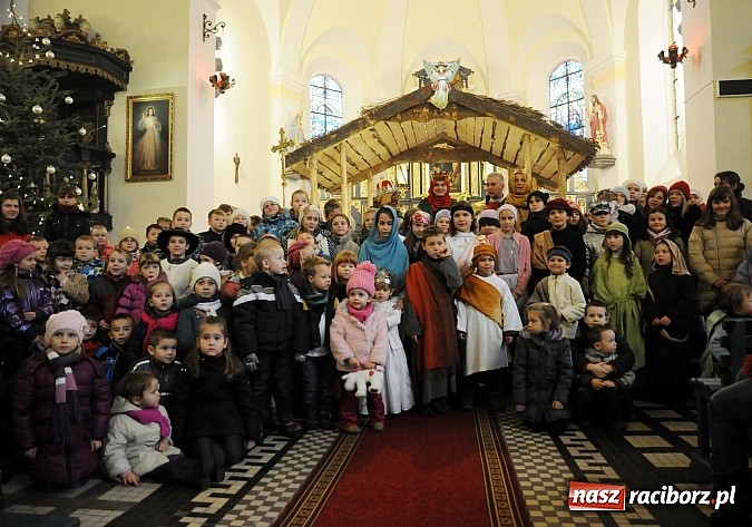 Zdjęcie w galerii na portalu naszraciborz.pl: W Brzeziu dzieci razem z Trzema Królami przyniosły dziś dary Jezusowi w żłóbku wiadomości z regionu