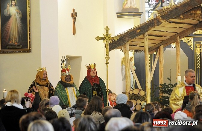 Zdjęcie w galerii na portalu naszraciborz.pl: W Brzeziu dzieci razem z Trzema Królami przyniosły dziś dary Jezusowi w żłóbku wiadomości z regionu