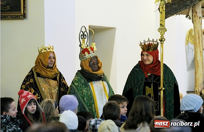 Zdjęcie w galerii na portalu naszraciborz.pl: W Brzeziu dzieci razem z Trzema Królami przyniosły dziś dary Jezusowi w żłóbku wiadomości z regionu