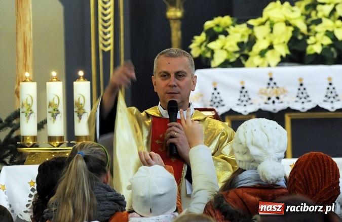 Zdjęcie w galerii na portalu naszraciborz.pl: W Brzeziu dzieci razem z Trzema Królami przyniosły dziś dary Jezusowi w żłóbku wiadomości z regionu