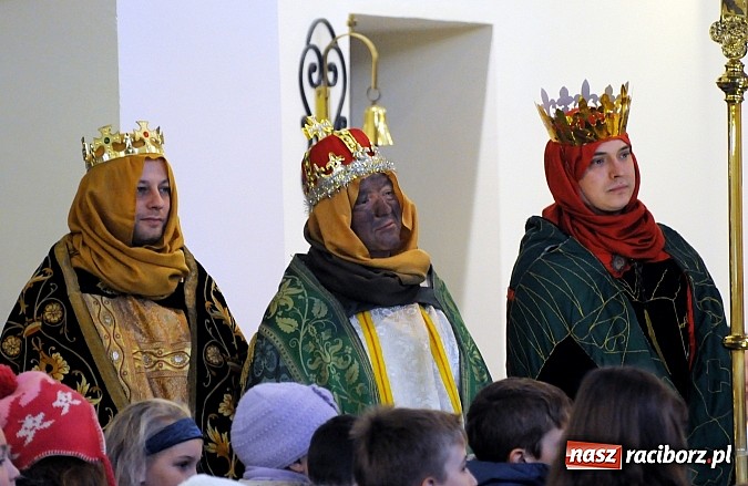 Zdjęcie w galerii na portalu naszraciborz.pl: W Brzeziu dzieci razem z Trzema Królami przyniosły dziś dary Jezusowi w żłóbku wiadomości z regionu