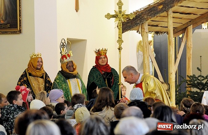 Zdjęcie w galerii na portalu naszraciborz.pl: W Brzeziu dzieci razem z Trzema Królami przyniosły dziś dary Jezusowi w żłóbku wiadomości z regionu