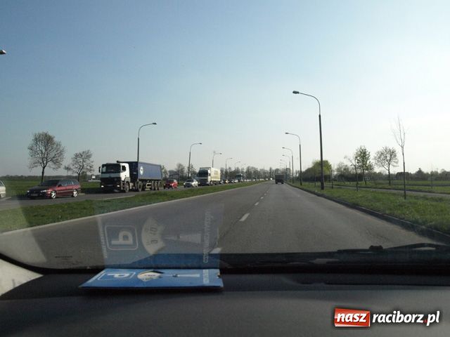 Zdjęcie w galerii na portalu naszraciborz.pl: Długie korki przed Auchan wiadomości z regionu