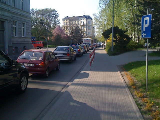 Zdjęcie w galerii na portalu naszraciborz.pl: Długie korki przed Auchan wiadomości z regionu