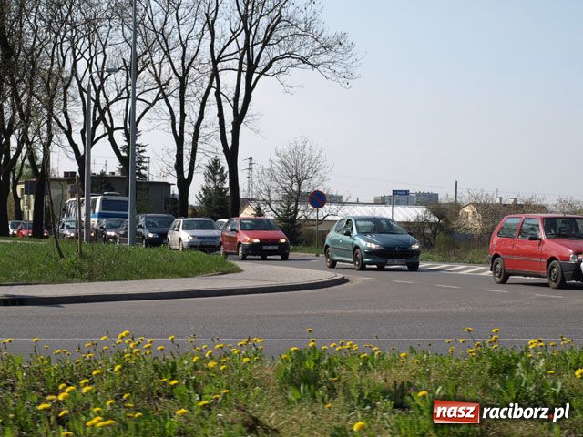 Zdjęcie w galerii na portalu naszraciborz.pl: Długie korki przed Auchan wiadomości z regionu
