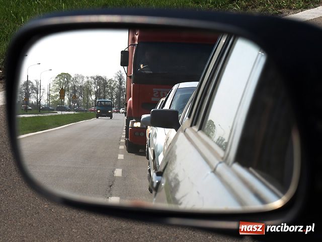 Zdjęcie w galerii na portalu naszraciborz.pl: Długie korki przed Auchan wiadomości z regionu