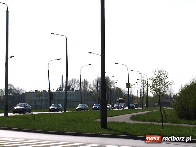 Zdjęcie w galerii na portalu naszraciborz.pl: Długie korki przed Auchan wiadomości z regionu