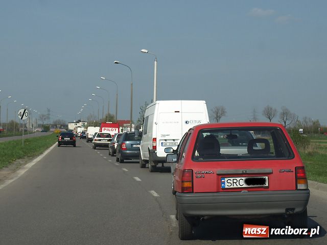 Zdjęcie w galerii na portalu naszraciborz.pl: Długie korki przed Auchan wiadomości z regionu