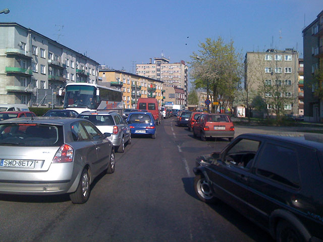 Zdjęcie w galerii na portalu naszraciborz.pl: Długie korki przed Auchan wiadomości z regionu